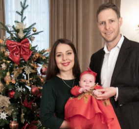 O Πρίγκιπας Λέκα της Αλβανίας & η Πριγκίπισσα Έλια με την νεογέννητη κορούλα τους στα κόκκινα - Πλάι στο Χριστουγεννιάτικο δέντρο (φωτό) - Κυρίως Φωτογραφία - Gallery - Video