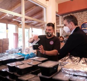 Στο Κερατσίνι & στην ταβέρνα ''Κρητικός'' ο Κυριάκος Μητσοτάκης - Μοίρασε 700 μερίδες φαγητό σε άπορες οικογένειες (φωτό)