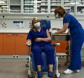 Κορωνοϊός: Ιστορική ημέρα για την Ελλάδα  - Η νοσηλεύτρια Ευσταθία Καμπισιούλη η πρώτη γυναίκα που εμβολιάστηκε (φωτό - βίντεο)