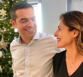 Την κοιτάζει στα μάτια, την αγκαλιάζει & του χαμογελά: Αλέξης & Περιστέρα σε Χριστουγεννιάτικη πόζα & ευχές μπροστά από το δέντρο τους (φωτό) - Κυρίως Φωτογραφία - Gallery - Video