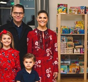 Ασορτί κόκκινα floral φορέματα η πριγκίπισσα Βικτώρια της Σουηδίας με την κόρη της- Σε "επίσημο black" στυλ οι άνδρες της οικογένειας (φωτό) - Κυρίως Φωτογραφία - Gallery - Video