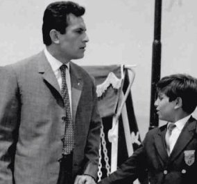 Νίκος Ξανθόπουλος: Το πιο διάσημο "λαϊκό παιδί" του παλιού ελληνικού κινηματογράφου ποζάρει στα 86 του μαζί με τα 4 εγγόνια του (φωτό) - Κυρίως Φωτογραφία - Gallery - Video