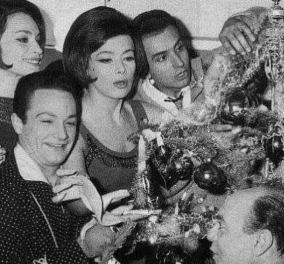 Vintage pic: Τζένη Καρέζη, Γιώργος Πάντζας, Στέφανος Ληναιός - Με απίθανα χαμόγελα πλάι στο Χριστουγεννιάτικο δέντρο - Κυρίως Φωτογραφία - Gallery - Video