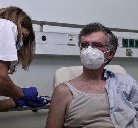 Εμβολιάστηκε και ο καθηγητής Σωτήρης Τσιόδρας  - ''Το τέλος θα έρθει όταν εμβολιαστούν οι περισσότεροι'' (φωτό - βίντεο)