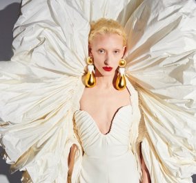 Η νέα collection του Schiaparelli ύμνος στην γυναίκα και το σώμα: Όγκοι, χρυσά αξεσουάρ & ένα υπέροχο φούξια φόρεμα (φωτό & βίντεο)