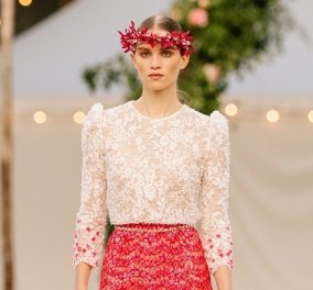 Η Chanel μας παρουσίασε την νέα κολεξιόν: Ρομαντισμός σε μια πασαρέλα γεμάτη άνθη, με έμπνευση έναν boho γάμο στην εξοχή (φωτό & βίντεο)