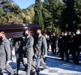 Συγκίνηση & θρήνος στην κηδεία του του Σήφη Βαλυράκη - Απαρηγόρητη η οικογένεια & οι φίλοι (φώτο)