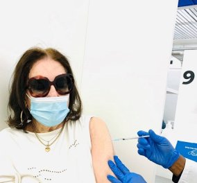 Νανά Μούσχουρη: Είμαι 86 ετών και έκανα το εμβόλιο - Ήταν σημαντικό για μένα να εμφανιστώ σήμερα (φωτό) - Κυρίως Φωτογραφία - Gallery - Video