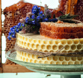 Ο Στέλιος Παρλιάρος μας τρελαίνει: Φτιάχνει τούρτα σαμπάνιας με μέλι και κερήθρα - Κυρίως Φωτογραφία - Gallery - Video