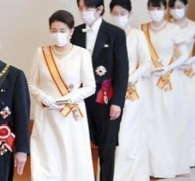 Σύσσωμη η οικογένεια των Αυτοκρατόρων της Ιαπωνίας στις Πρωτοχρονιάτικες ευχές: Τα λευκά, σαν νυφικά, φορέματα, οι πέρλες & τα γάντια (φωτό)