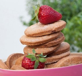 Ο Στέλιος Παρλιάρος μας φτιάχνει μπισκότα με χυμό φράουλας: Τραγανά, αρωματικά, απλά υπέροχα!