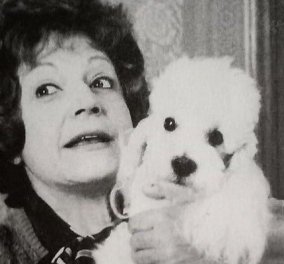 Vintage pic: Η Ρένα Βλαχοπούλου αγκαλιά με την σκυλίτσα της Λούσι - Η μεγάλη αδυναμία της ηθοποιού στα ζώα - Κυρίως Φωτογραφία - Gallery - Video