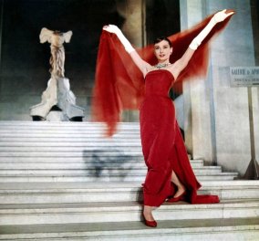 Ωδή στη μόδα: 23 ονειρικά κόκκινα φορέματα που έγραψαν ιστορία στον κινηματογράφο - Από την εντυπωσιακή τουαλέτα της Audrey Hepburn μέχρι τα σέξι βραδινά της Romy Schneider & της Julia Roberts (φώτο)  - Κυρίως Φωτογραφία - Gallery - Video