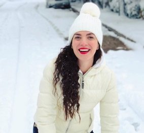 Φωτεινή Δάρρα: Τόσο γλυκιά με τον λευκό της σκούφο - Παίζει χιονοπόλεμο και χαμογελάει σαν μικρό παιδί (βίντεο) - Κυρίως Φωτογραφία - Gallery - Video