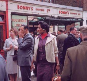 Vintage Pics: Λονδίνο 1961-  20 υπέροχες φωτογραφίες παρουσιάζουν τη φωτεινή πλευρά μιας 'βροχερής" πόλης 