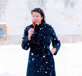  Με λευκή ομπρέλα & κομψά outfit η Μαρίνα Βερνίκου βολτάρει στο χιονισμένο Κολωνάκι & στο κέντρο - Πότε θα ξαναδούμε τέτοιες εικόνες! (φώτο) - Κυρίως Φωτογραφία - Gallery - Video