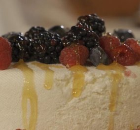 Ο Στέλιος Παρλιάρος έχει έμπνευση : Mους cotagge cheese με μέλι - Ονειρική γεύση & τέλεια εμφάνιση για το ελαφρύ γλυκό που θυμίζει τούρτα 