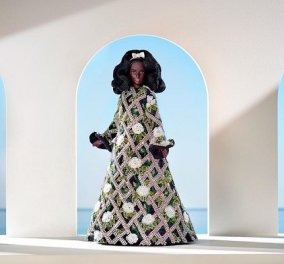 Δεν έχετε δει πιο καλοντυμένη Barbie: Ρετρό χτένισμα & τέλειο φουστάνι - Έτσι προμοτάρει ο Richard Quinn την νέα του συλλογή (φωτό)