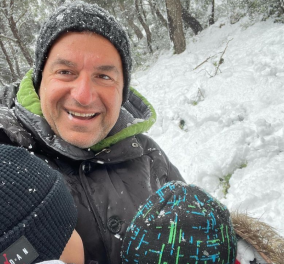 Στα χιόνια με τους γιους του ο Γιώργος Λιάγκας - Το κολλητάρι του, ο χιονάνθρωπος & οι αγκαλιές (φωτό)
