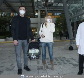Η πρώτη φωτογραφία του Βασίλη Κικίλια και της Τζένης Μπαλατσινού, βόλτα έξω με το μωρό τους και το καροτσάκι (φωτό)