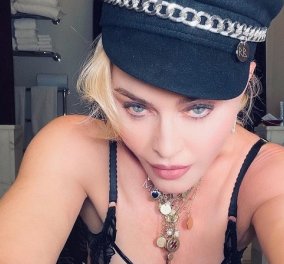 Η 62χρονη Madonna σε μια στιγμή αναστοχασμού: Με κάλτσες, καπέλο και μαύρα δαντελωτά εσώρουχα (φωτό) - Κυρίως Φωτογραφία - Gallery - Video