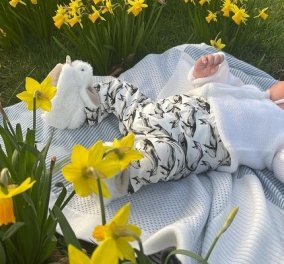 Ο μικρός πρίγκιπας August ξαπλωμένος στα γρασίδια, με παντοφλάκια - λαγουδάκια: Η τρυφερή φωτό της πριγκίπισσας Ευγενίας