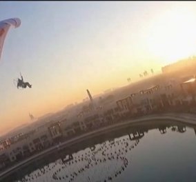 Εντυπωσιακές εικόνες: Δύο παράτολμοι πρωταθλητές πετούν πάνω από το μεγαλύτερο συντριβάνι του κόσμου (βίντεο)