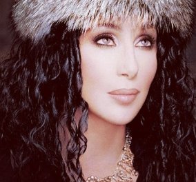 Καλές και οι άλλες αλλά σαν την Cher: Τα έχει φορέσει όλα! Στρας, πούπουλα, φτερά και διαφάνειες - Looks που έχουν μείνει αξέχαστα (φωτό & βίντεο) - Κυρίως Φωτογραφία - Gallery - Video