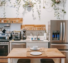 Ο Σπύρος Σούλης δίνει ιδέες: Έτσι θα οργανώσετε μια κουζίνα με λίγα - ή καθόλου - ντουλάπια (φωτό)