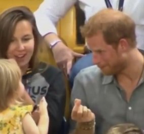 Το καλύτερο σκηνικό με τον πρίγκιπα Χάρι ήταν αυτό! Όταν ένα κοριτσάκι 2 ετών του έτρωγε τα ποπ κορν - Απίθανη η αντίδρασή του (βίντεο)