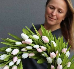 Βρήκαμε μια γυναίκα στην Πολωνία που δημιουργεί ονειρικά πασχαλινά στεφάνια: Η τελειότητα των συνθέσεών της με λουλούδια ξεπερνάει την φαντασία - Δείτε τα