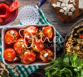Έλα ελαφρύ και λαχταριστό πιάτο από την Ντίνα Νικολάου - Ντομάτες γεμιστές με κριθαράκι, αμύγδαλα και δυόσμο