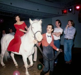 Vintage Story: Όταν η σύζυγος του Μικ Τζάγκερ "εισέβαλλε" στο Studio 54 με άλογο - Το πάρτι γενεθλίων που έγινε πρωτοσέλιδο σε όλο τον κόσμο (φώτο) - Κυρίως Φωτογραφία - Gallery - Video