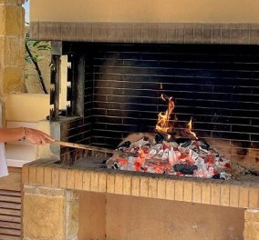 Έτοιμη για το σούβλισμα του οβελία η Ελένη Μενεγάκη - Άναψε τα κάρβουνα και στέλνει τις ευχές της για το Πάσχα (φωτό)