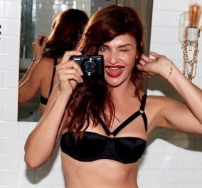 Η 52χρονη Helena Christensen ποζάρει με σέξι μαύρα εσώρουχα: Λαμπερό χαμόγελο, κόκκινο κραγιόν & photobombing από την Brooke Shields! (φωτό)