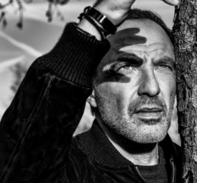 Ο διάσημος Έλληνας παρουσιαστής της Γαλλίας Νίκος Αλιάγας κλείνει τα 52 - Ο γοητευτικός, χαρισματικός Μεσολογγίτης σε ασπρόμαυρα καρέ
