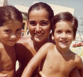 Η Ντόρα, ο Κώστας και η Αλεξία: Χαρούμενα παιδιά στην αγκαλιά της μαμάς τους (φωτό) - Κυρίως Φωτογραφία - Gallery - Video