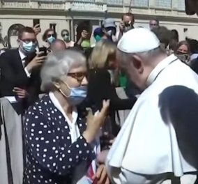 Η τρυφερή στιγμή της ημέρας: Ο Πάπας Φραγκίσκος κάνει χειροφίλημα σε επιζήσασα του Άουσβιτς - πάνω στο τατουάζ της φρίκης (βίντεο) - Κυρίως Φωτογραφία - Gallery - Video