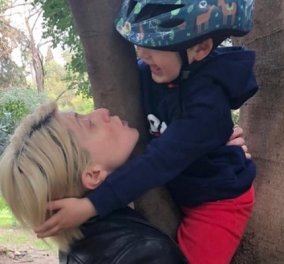 Η Σία Κοσιώνη αγκαλιά με τον γιο της: «Νιώθω μεγάλη ευθύνη ως μάνα αγοριού» - Τι είπε για την μητρότητα και τις τύψεις (φωτό & βίντεο)