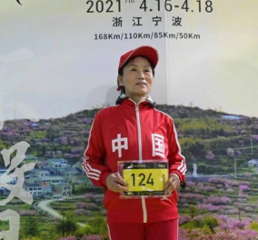 Τοpwoman 70χρονη Κινέζα συνταξιούχος - Γιορτάζει το ρεκόρ της με 20 Μαραθώνιους στα τελευταία 20 χρόνια (φωτο) 