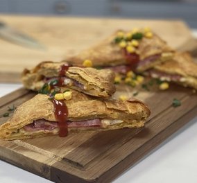 Η Αργυρώ Μπαρμπαρίγου μας μαθαίνει να φτιάχνουμε Τσιγγάνα: Λαχταριστή πίτα γεμιστή με αλλαντικά, τυρί και σάλτσα