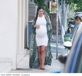 Με στενό λευκό φόρεμα & πράσινο κιμονό η Χριστίνα Μπόμπα στον 9ο μήνα: Η βόλτα στο Κολωνάκι λίγο πριν γίνει μαμά (φωτό) - Κυρίως Φωτογραφία - Gallery - Video