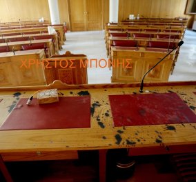 Μονή Πετράκη: Σοκαριστικές  εικόνες από την αίθουσα συνεδριάσεων που έριξαν το βιτριόλι - Μεγάλη καταστροφή σε έπιπλα & έγγραφα (φώτο)