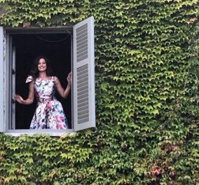 Η Δωροθέα Μερκούρη ξεπροβάλλει από το παράθυρο! Ετοιμάζει κάτι πολύ «νόστιμο» στην πανέμορφη Τοσκάνη (φωτό) - Κυρίως Φωτογραφία - Gallery - Video