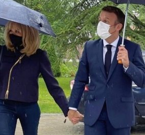 Total blue για την Brigitte Macron: Με κομψό σύνολο πήγε να ψηφίσει - γόβες, στενό παντελόνι, τζάκετ - χέρι, χέρι με τον Γάλλο πρόεδρο (φωτό & βίντεο)