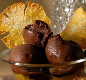 Ένας γλυκός πειρασμός από τον Στέλιο Παρλιάρο: Γρανίτα σοκολάτα με ανανά - το επιδόρπιο του καλοκαιριού