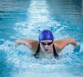 Βαριέσαι το γυμναστήριο; 7 λόγοι για να ξεκινήσεις κολύμπι - Πόσες θερμίδες καίει & ποια μέρη του σώματος γυμνάζει