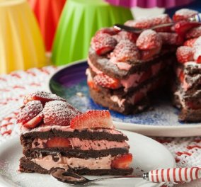  Κέικ σοκολάτας με φράουλες από το Στέλιο Παρλιάρο - Θα ξετρελάνει μικρούς & μεγάλους 