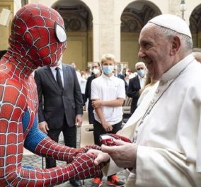  Από τη Marvel στο Βατικανό για καλό σκοπό:  Όταν ο Spider Man συνάντησε τον Πάπα - " Ένας πραγματικά  καλός υπερήρωας" (φώτο)