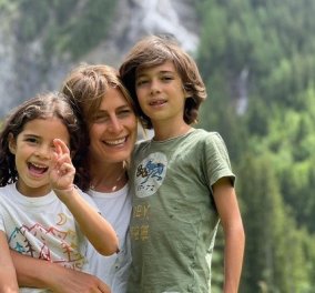 Η Τατιάνα Μπλάτνικ αγκαλιά με τα δύο αγαπημένα της ανίψια - κολύμπι στην λίμνη με τον όμορφο αδελφό της - το ταξίδι στο βουνό (φωτό)